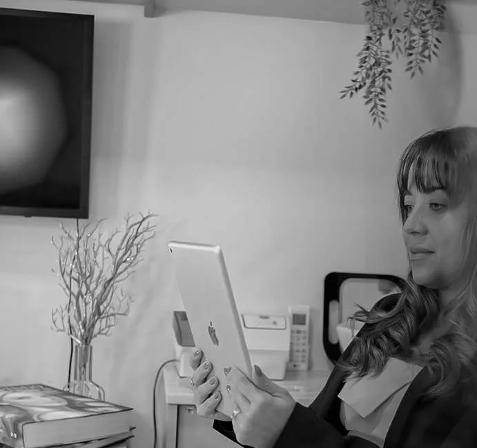 Jeane Reis avaliando o planejamento de uma paciente na Gold Face